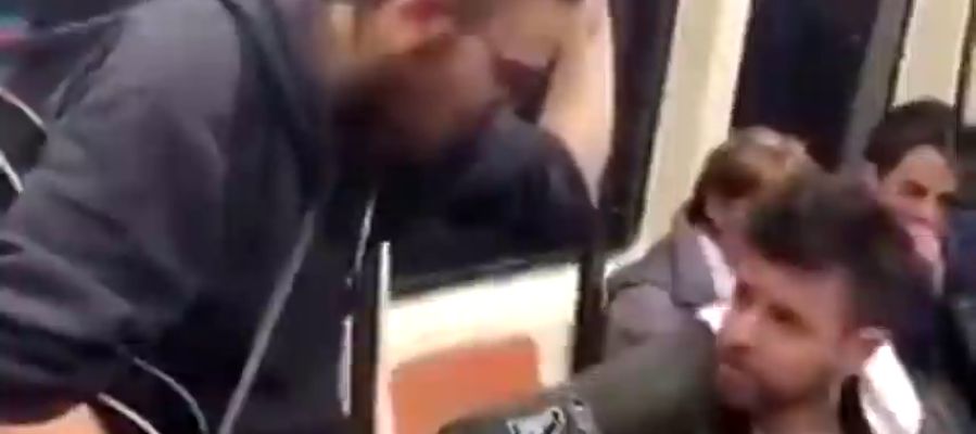 Pablo López actúa por sorpresa en el Metro de Madrid junto a su 'talent' de 'La Voz' Pablo López actúa por sorpresa en el Metro de Madrid junto a su 'talent' de 'La Voz'
