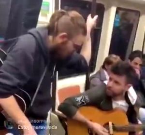 Pablo López actúa por sorpresa en el Metro de Madrid junto a su 'talent' de 'La Voz' Pablo López actúa por sorpresa en el Metro de Madrid junto a su 'talent' de 'La Voz'