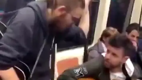 Pablo López actúa por sorpresa en el Metro de Madrid junto a su 'talent' de 'La Voz' Pablo López actúa por sorpresa en el Metro de Madrid junto a su 'talent' de 'La Voz'