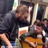 Pablo López actúa por sorpresa en el Metro de Madrid junto a su 'talent' de 'La Voz'
