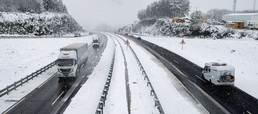 Complicaciones en carreteras de la provincia de Ourense por el frío y nieve Complicaciones en carreteras de la provincia de Ourense por el frío y nieve