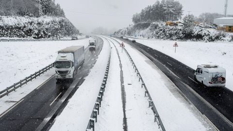 Complicaciones en carreteras de la provincia de Ourense por el fr&iacute;o y nieve