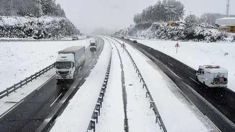 Complicaciones en carreteras de la provincia de Ourense por el frío y nieve Complicaciones en carreteras de la provincia de Ourense por el frío y nieve