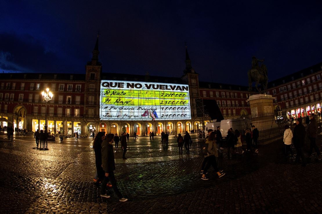 El PP denunciará a Podemos ante la Junta Electoral por el vídeo de los 'papeles de Bárcenas' en la Plaza Mayor El PP denunciará a Podemos ante la Junta Electoral por el vídeo de los 'papeles de Bárcenas' en la Plaza Mayor