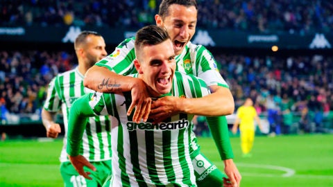 Giovani Lo Celso y Andr&eacute;s Guardado celebrando un gol del Betis