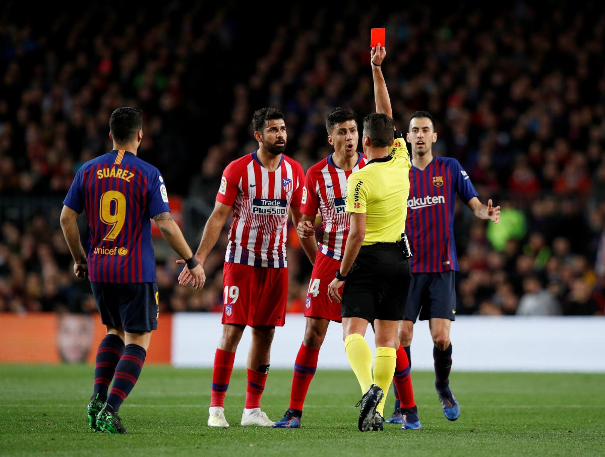 La jugada que lo cambió todo: así fue la roja directa a Diego Costa en el Barcelona - Atlético La jugada que lo cambió todo: así fue la roja directa a Diego Costa en el Barcelona - Atlético