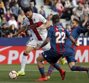Enric Gallego intenta disparar a puerta ante el Levante Enric Gallego intenta disparar a puerta ante el Levante