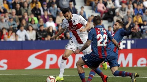 Enric Gallego intenta disparar a puerta ante el Levante
