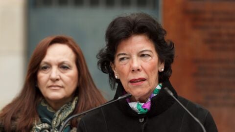  Isabel Cela&aacute; interviene en un acto de homenaje a las v&iacute;ctimas del franquismo en Vitoria