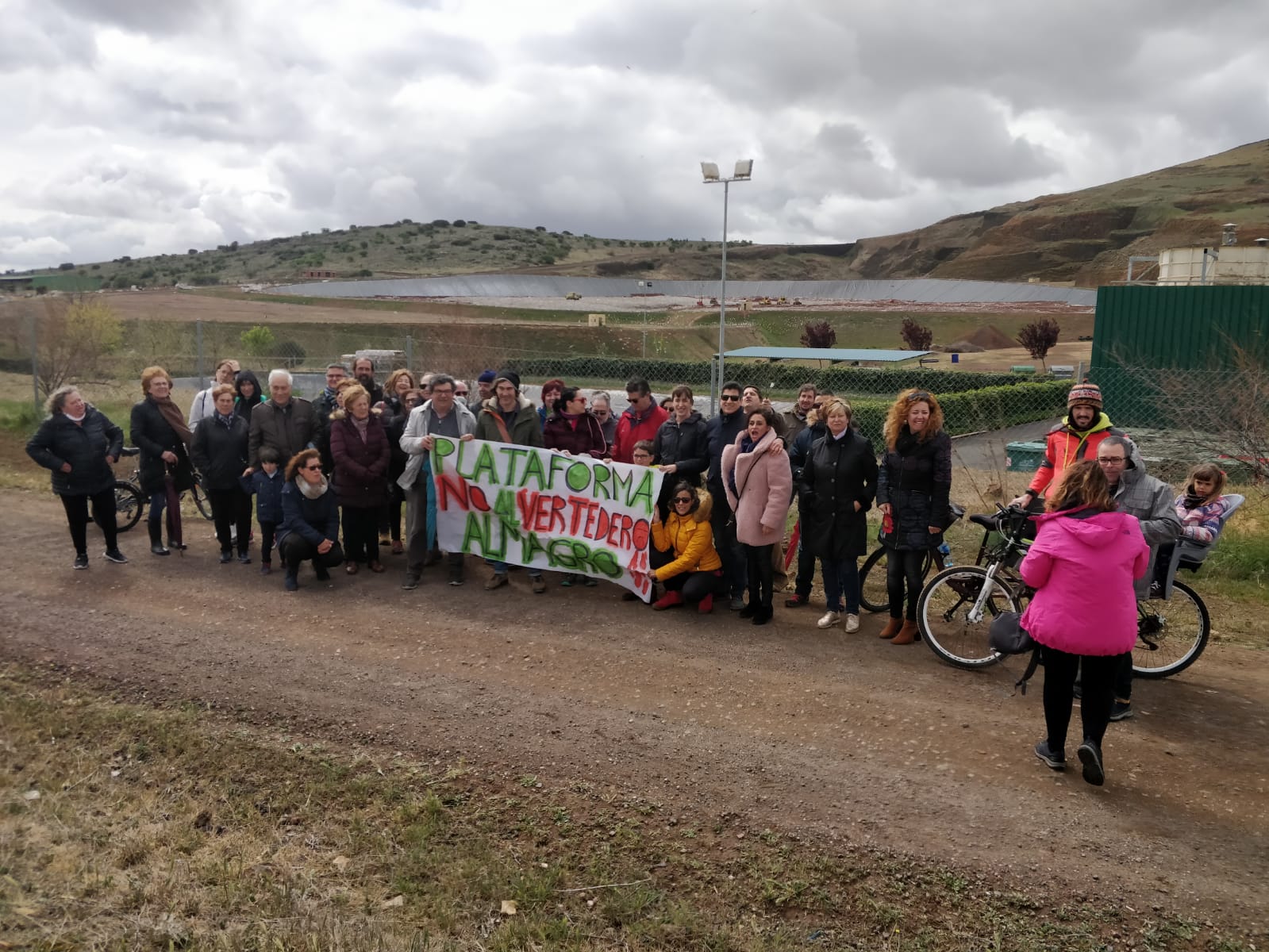 Cerca de un centenar de personas marchan para reivindicar el cierre del vertedero de Almagro Cerca de un centenar de personas marchan para reivindicar el cierre del vertedero de Almagro