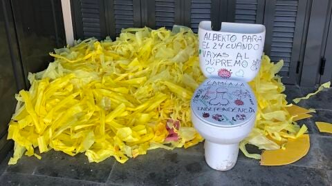 Dejan lazos amarillos y un v&aacute;ter en la vivienda de Albert Donaire