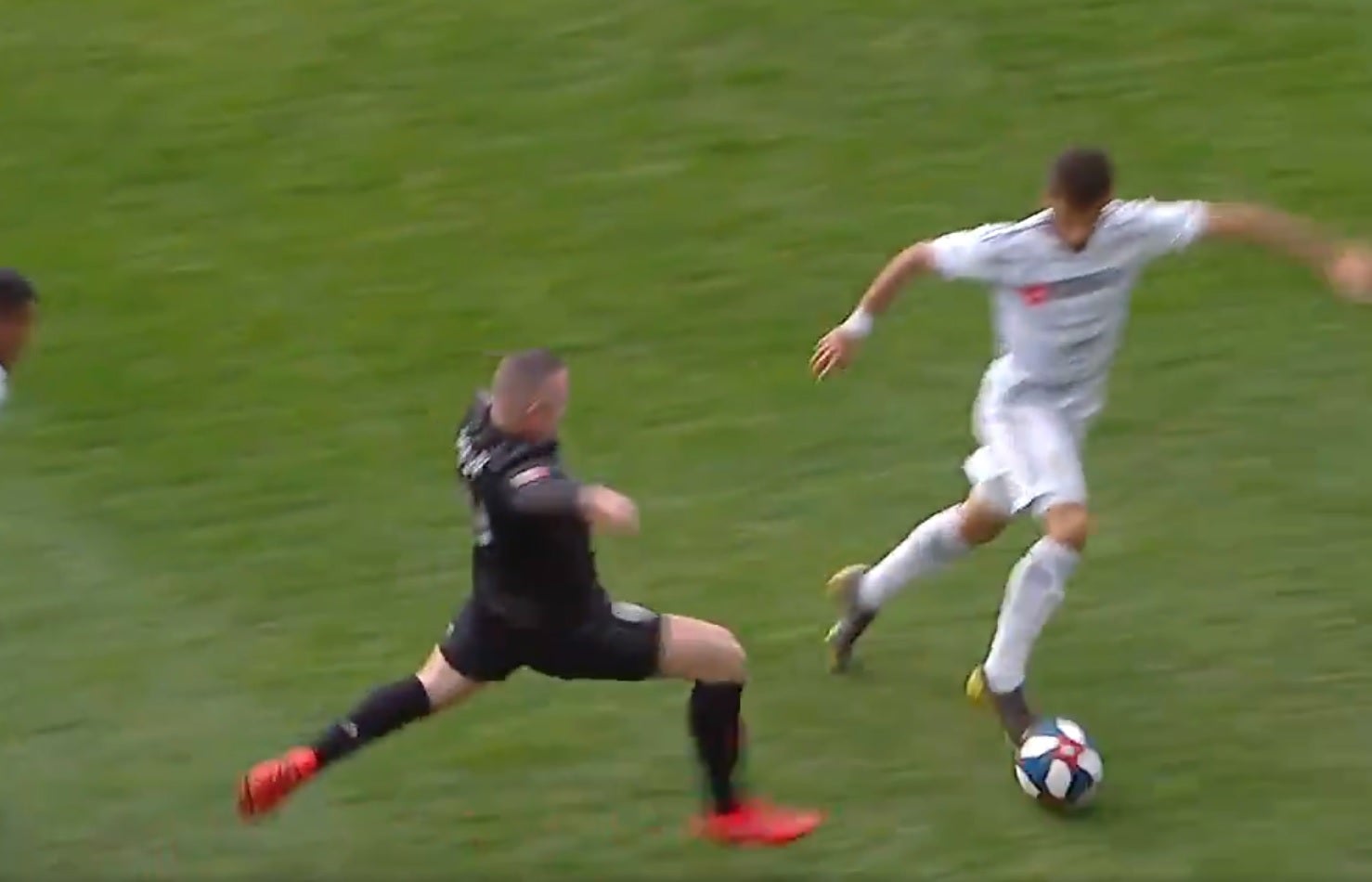 Wayne Rooney, expulsado por esta brutal entrada a un rival Wayne Rooney, expulsado por esta brutal entrada a un rival