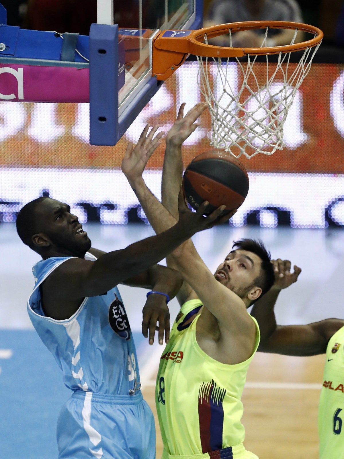 El Barcelona pasa por encima del Breogán con Tomic, Singleton y Claver como claves El Barcelona pasa por encima del Breogán con Tomic, Singleton y Claver como claves