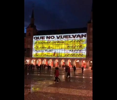 Proyectan imágenes de los 'papeles de Bárcenas' en la Plaza Mayor de Madrid Proyectan imágenes de los 'papeles de Bárcenas' en la Plaza Mayor de Madrid