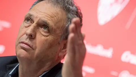 Joaquín Caparrós, en una rueda de prensa con el Sevilla Joaquín Caparrós, en una rueda de prensa con el Sevilla