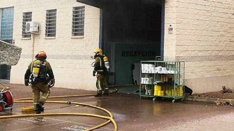 Bomberos en la nave incendiada en el parque empresarial de Elche. 