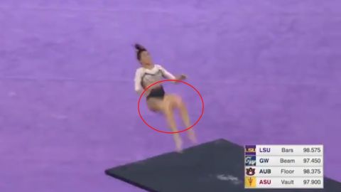 Una gimnasta se rompe las dos piernas al realizar un salto en competición