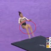 Una gimnasta se rompe las dos piernas al realizar un salto en competición