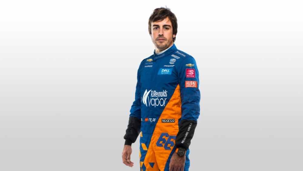 Fernando Alonso con su indumentaria para participar en Indianápolis