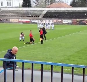 Un linier pide matrimonio a una linier antes de un partido Un linier pide matrimonio a una linier antes de un partido
