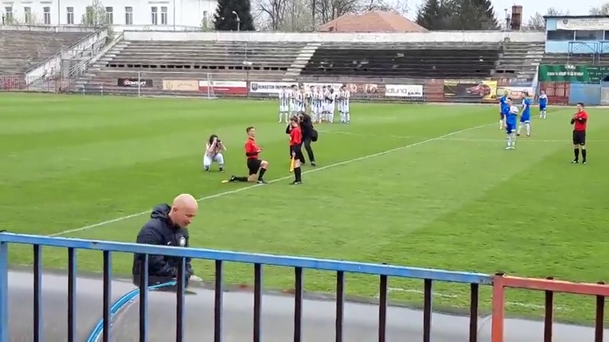 Un linier pide matrimonio a una linier antes de un partido Un linier pide matrimonio a una linier antes de un partido