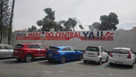 Pancarta reivindicativa en el Mercado Provisional de Elche. 