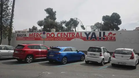 Pancarta reivindicativa en el Mercado Provisional de Elche. Pancarta reivindicativa en el Mercado Provisional de Elche.
