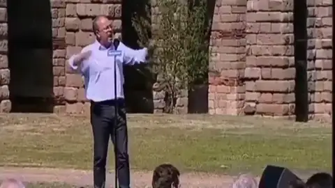 Jose Antonio Monago, protagonista de los 'memes' de campaña por su última afirmación: "A mí me gusta Camela" Jose Antonio Monago, protagonista de los 'memes' de campaña por su última afirmación: "A mí me gusta Camela"