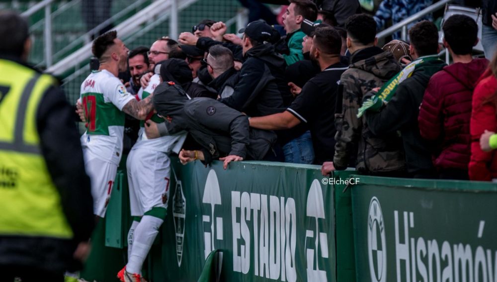 Nino se abraza con aficionados del Elche CF tras marcar el gol de la victoria ante el Córdoba.