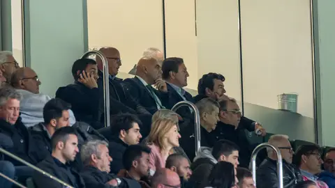 José Sepulcre, acompañado por Antonio Rocamora, Vicente Abadía y Paco Montoya, en el palco del Martínez Valero. ELCHE CF
