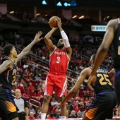 Chris Paul lanza a canasta ante los Phoenix Suns Chris Paul lanza a canasta ante los Phoenix Suns