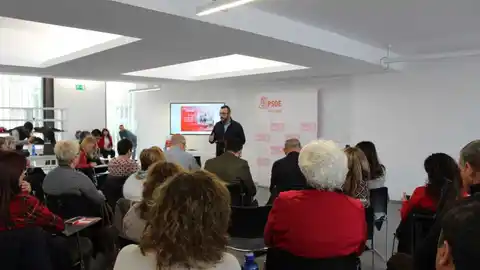 El candidat per el PSPV-PSOE durant la seua intervenció en el Fòrum Vila-real 2030. El ciutadans participen en el projecte i aportaran les seves propostes per la millora de la ciutat.