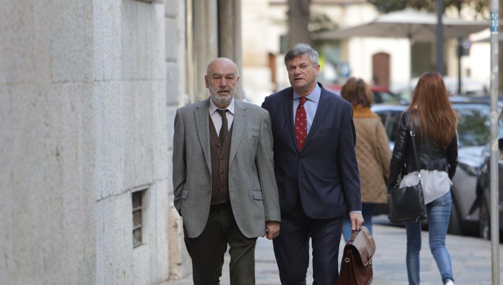 El juez Miguel Florit junto al abogado José Zaforteza a su llegada al Tribunal Superior de Justicia de Baleares (TSJIB).