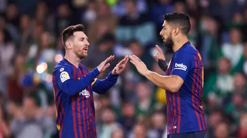 Messi y Suárez celebran un gol Messi y Suárez celebran un gol