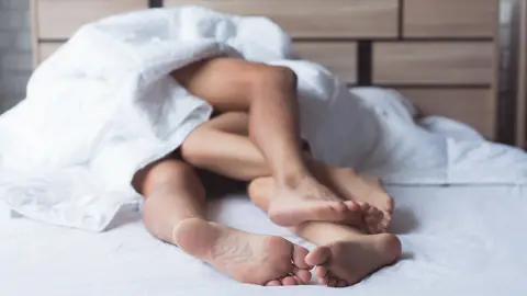 Pareja en la cama Pareja en la cama