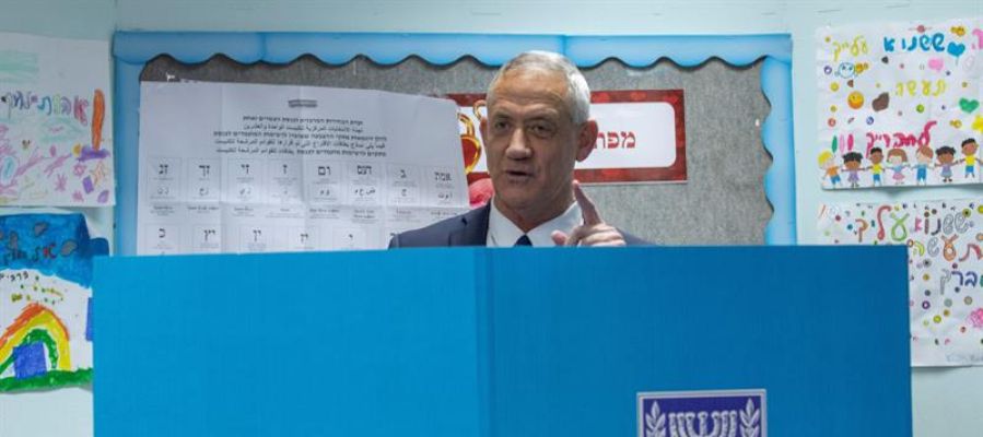 Beni Gantz, el líder de la plataforma centrista Azul y Blanco, ejerce su derecho al voto para las elecciones generales. Beni Gantz, el líder de la plataforma centrista Azul y Blanco, ejerce su derecho al voto para las elecciones generales.