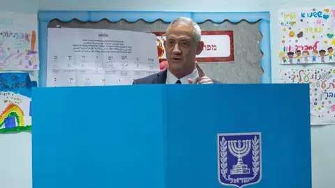 Beni Gantz, el líder de la plataforma centrista Azul y Blanco, ejerce su derecho al voto para las elecciones generales. Beni Gantz, el líder de la plataforma centrista Azul y Blanco, ejerce su derecho al voto para las elecciones generales.