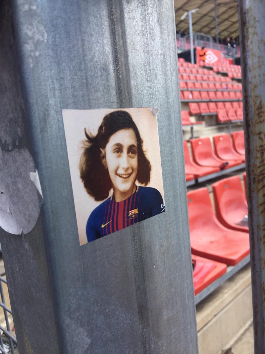 Ultras del Espanyol pegan fotos de Ana Frank con la camiseta del Barcelona en Montilivi Ultras del Espanyol pegan fotos de Ana Frank con la camiseta del Barcelona en Montilivi