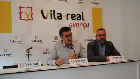 El regidor de Medi Ambient Josep Pasqual Sancho. junta amb el gerente de zona de Ecovidrio, Roberto Fuentes. L´empresa instal-larà contenidors a prop dels seus locals per facilitar l´abocament de residus.