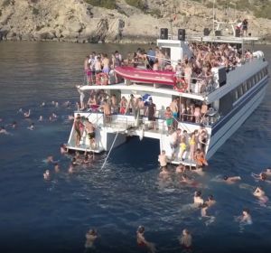 Sunset Booze Cruise, 'party boat' en Magaluf (Calvià). Sunset Booze Cruise, 'party boat' en Magaluf (Calvià).