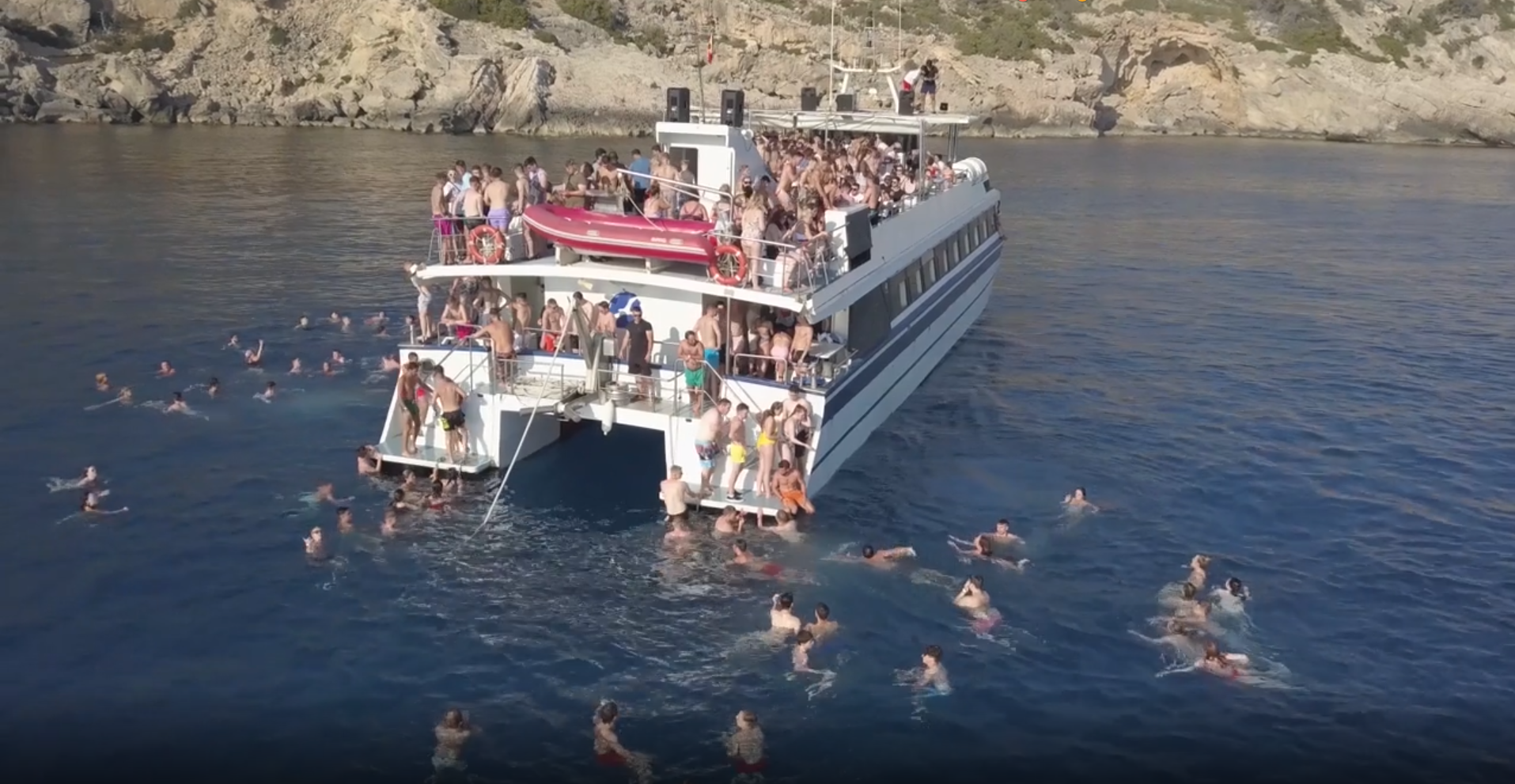 Vecinos del Paseo Marítimo de Palma piden reubicar las 'party boats' Vecinos del Paseo Marítimo de Palma piden reubicar las 'party boats'