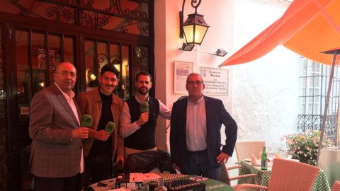 Faurl&iacute;n en restaurante Mena