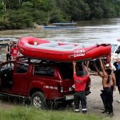 Personal de rescate durante las labores de búsqueda del estudiante español Manuel Tundidor Cabral, en el sector de Misahualli, Tena (Ecuador).