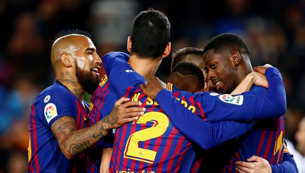 Los jugadores del Barcelona celebran un gol ante la Real Sociedad