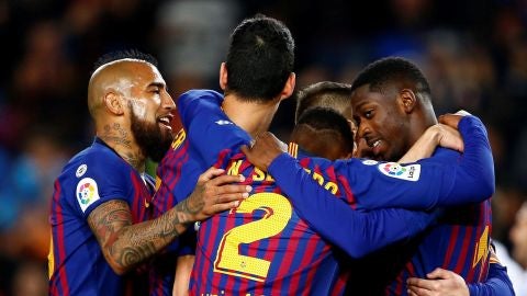 Los jugadores del Barcelona celebran un gol ante la Real Sociedad