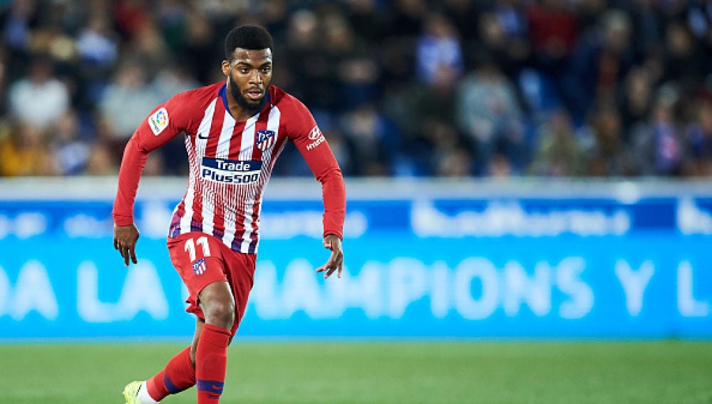Lemar conduce el balón en un partido Lemar conduce el balón en un partido