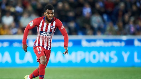 Lemar conduce el bal&oacute;n en un partido