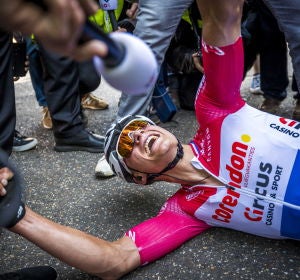 Van der Poel, en el suelo tras ganar la Amstel Gold Race Van der Poel, en el suelo tras ganar la Amstel Gold Race