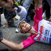 Van der Poel, en el suelo tras ganar la Amstel Gold Race Van der Poel, en el suelo tras ganar la Amstel Gold Race