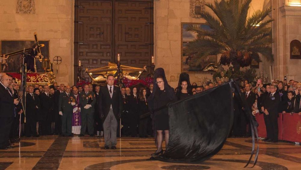 Trencà del Guió de la Semana Santa de Elche de 2019 en la basílica de Santa María.